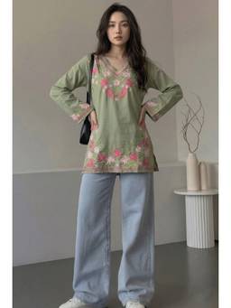 Aaghnya - Women Green Embroidered V-Neck Kurti