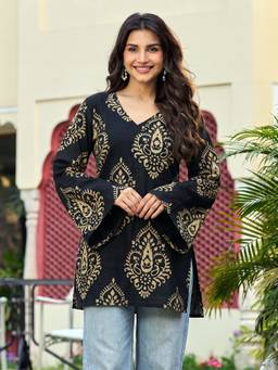 Aaghnya - Women Black Paisley V-Neck Kurti