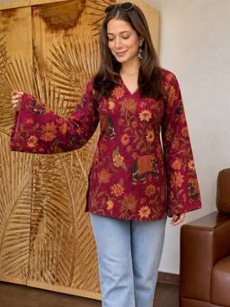 Aaghnya - Women Maroon Floral V-Neck Kurti