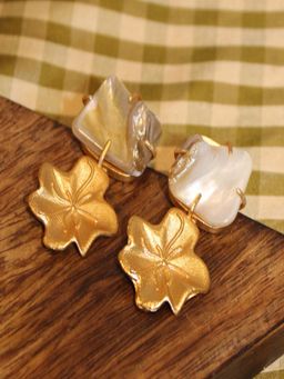 Spring Soul - Golden Leaf Pearl Earrings