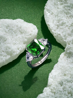Designs & You - Silver Plated Crushed Ice Cut Green Finger Ring