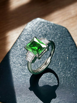 Designs & You - Silver Plated Crushed Ice Cut Green Finger Ring