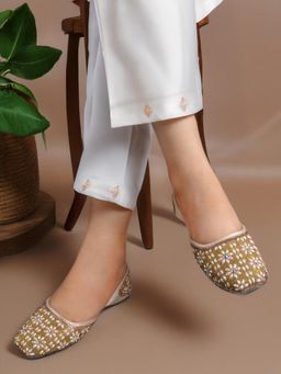 Iconics - Women's Gold Floral Crystal Embellished Ethnic Juttis