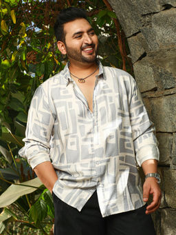 Instafab Plus - Men Coin Grey and Daisy White Abstract-Deco Regular Shirt