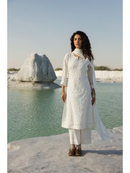 Karaj Jaipur - Mul Chanderi White Chikankari Kurta with Pant and Dupatta (Set of 3)