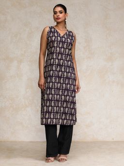 Varanga - Women Paisley Printed V Neck sleeveless Kurta
