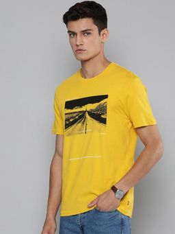 Levi's - Men Yellow Crew Neck T-Shirt