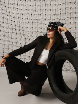 Hubberholme - Solid Regular Full Sleeve Blazer in Black