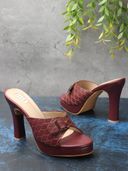 Maroon color option, Currently selected