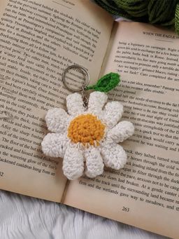 ISHKAARA - Handcrafted Knitted Woolen Daisy Flower Keychain