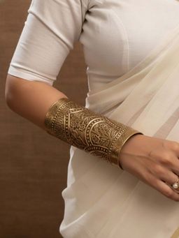 Niska - Women Golden Oxidised Cuff