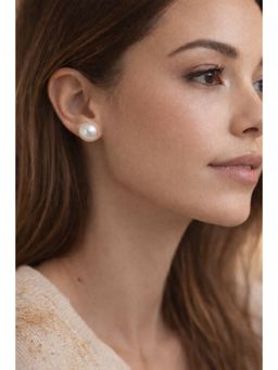 Niska - Women White Pearl Stud Earrings