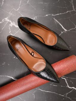 Jove - Women Black Textured Print Pumps