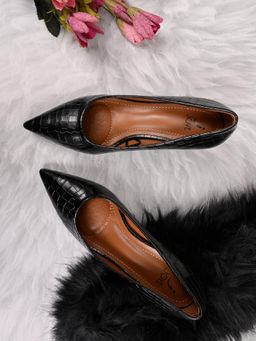 Jove - Women Black Textured Print Pumps