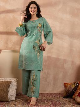 Vaamsi - Green Floral Three Fourth Sleeves Kurta with Pant