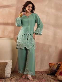Vaamsi - Green Floral Three Fourth Sleeves Kurta with Pant