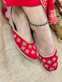 Desi Colour - Women Mehrun Red Juttis
