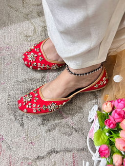 Desi Colour - Women Aabira Red Juttis