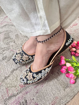 Desi Colour - Women Aarna Black Juttis