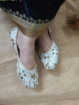 Desi Colour - Women Ivorya Off White Juttis