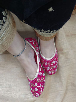 Desi Colour - Women Rosette Pink Juttis