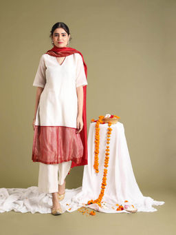 Vinusto - Off White Chanderi Handloom Kurta with Pant and Dupatta (Set of 3)
