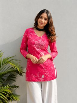 Gahan - Women Pink Floral Printed V-Neck Straight Short Kurti - Pink