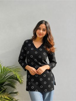 Gahan - Womens Black Cotton Circular Print V-Neck Kurti - Black