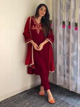 Janasya - Women Red Embroidered Straight Kurta Pant With Dupatta