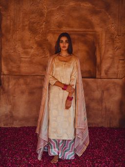 Karaj Jaipur - Gul Banarasi Chanderi Kurta And Pant With Dupatta With Gota Work