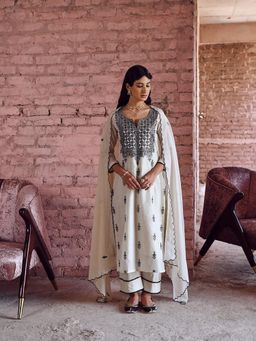 Karaj Jaipur - Thread Embroidered Kurta And Pant With Kota Doriya Dupatta