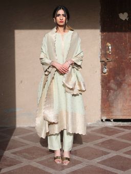 Safaa - The Nameh Scalloped Regular Fit Kurta with Pant and Dupatta