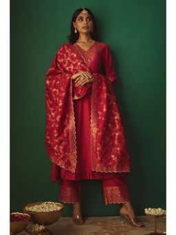 Safaa - The Laal Mandana Regular Fit Kurta Sets With Dupatta