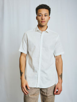 Bruun & Stengade - Men White Solid Spread Collar Short Sleeve Shirt