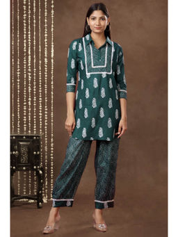Mokshi - Women Green Rayon Paisley Collar Neck Kurta with Pant (Set of 2)