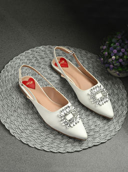 Styli - Women Rhinestone Brooch Embellished Heart Shaped Sandals White