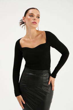 Sateen - Sweetheart Neckline Ribbed Top in Black (Free Size)