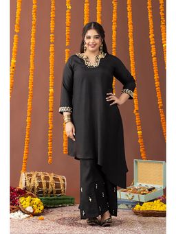 Mamicha - Black V-Neck Embroidered Kurta With Pant