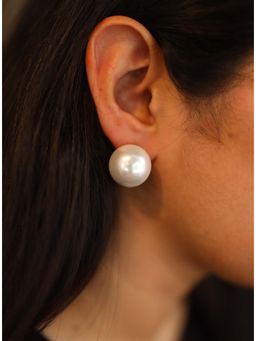 Ishil - Gold Toned Pearl Studs