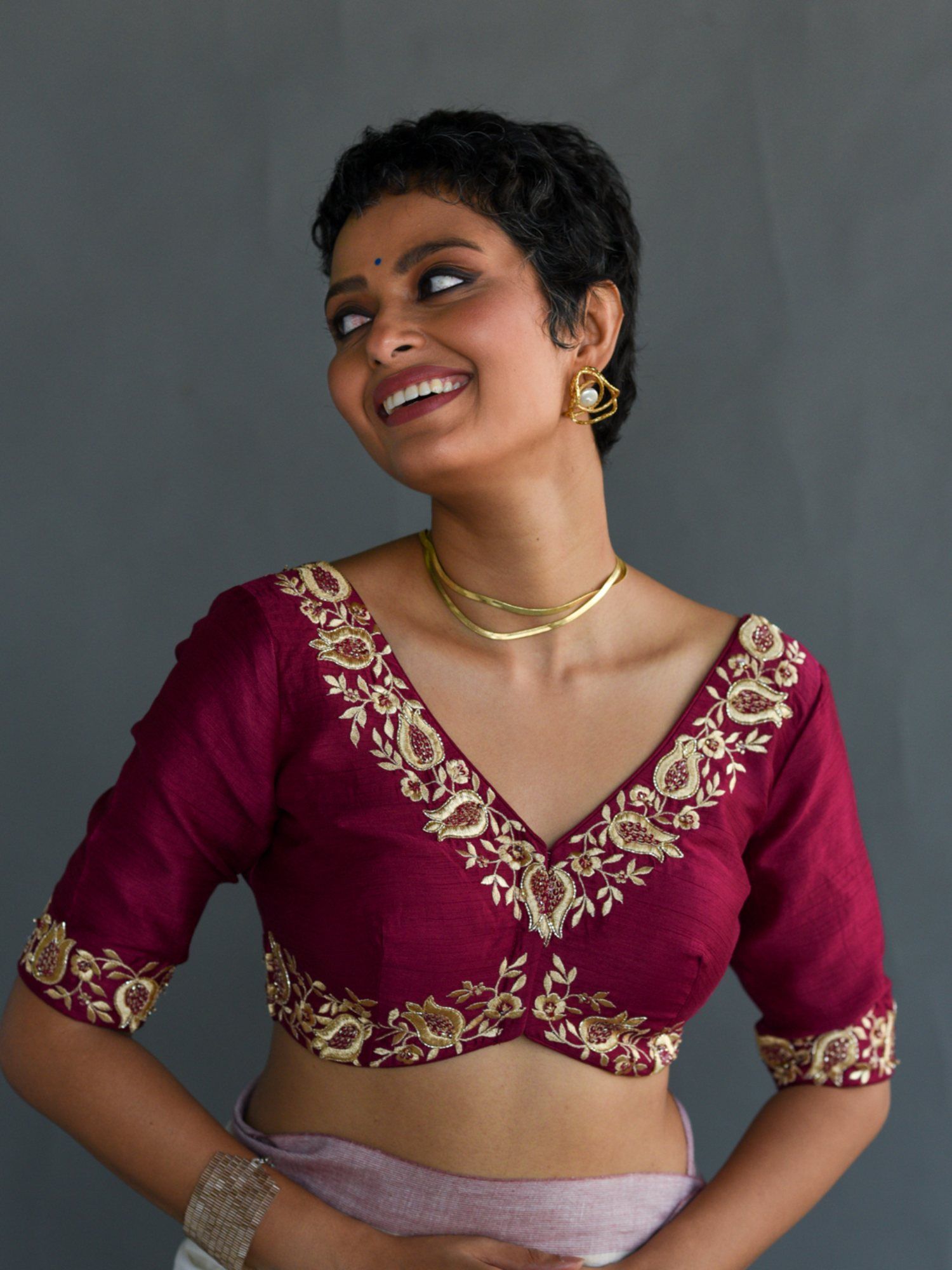 red sleeveless blouse in silk with leaf cut neckline