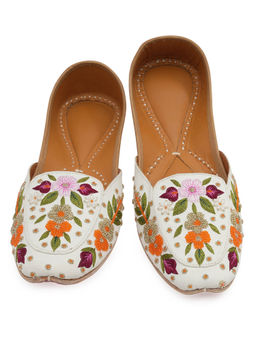 NR by Nidhi Rathi - White Embroidered Ethnic Juttis