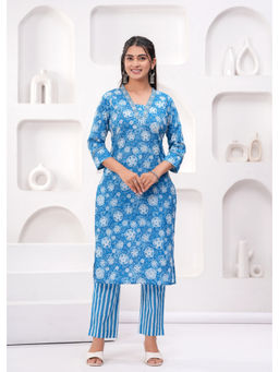 Kipek - Women Blue Foral Printed Straight Kurta with Pant (Set of 2)