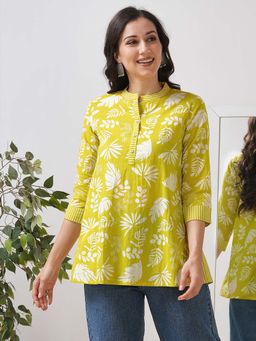 Kami Kubi - Flared Top With A Mix Of Contemporary Floral And Two Functional Side Pockets