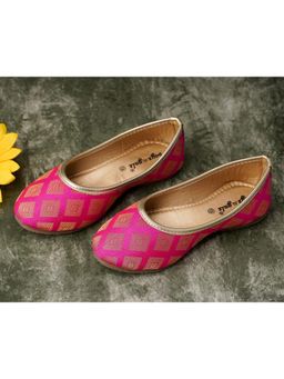 BOYZ N GALZ - Girls Pink Embellished Juttis