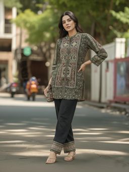 Gahan - Womens Black Rayon Blend Floral Printed Straight Kurta with Pant