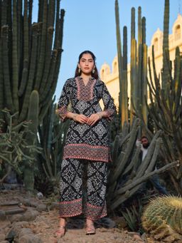 Gahan - Womens Black Ethnic Printed Rayon Kurta with Pant