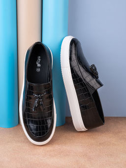 Styli - Men Black Croc Embossed Slip On Loafers