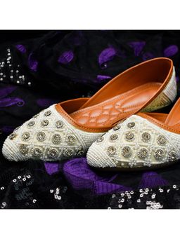 YASSIO - Women Cassia Embroidered White Juttis