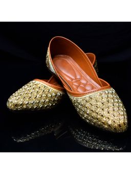 YASSIO - Women Lyra Embroidered Gold Juttis