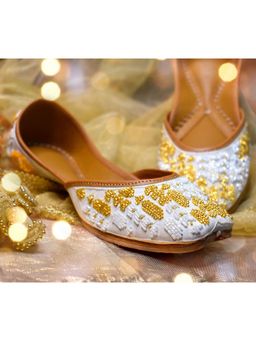 YASSIO - Women Bincy Embroidered Off White Juttis